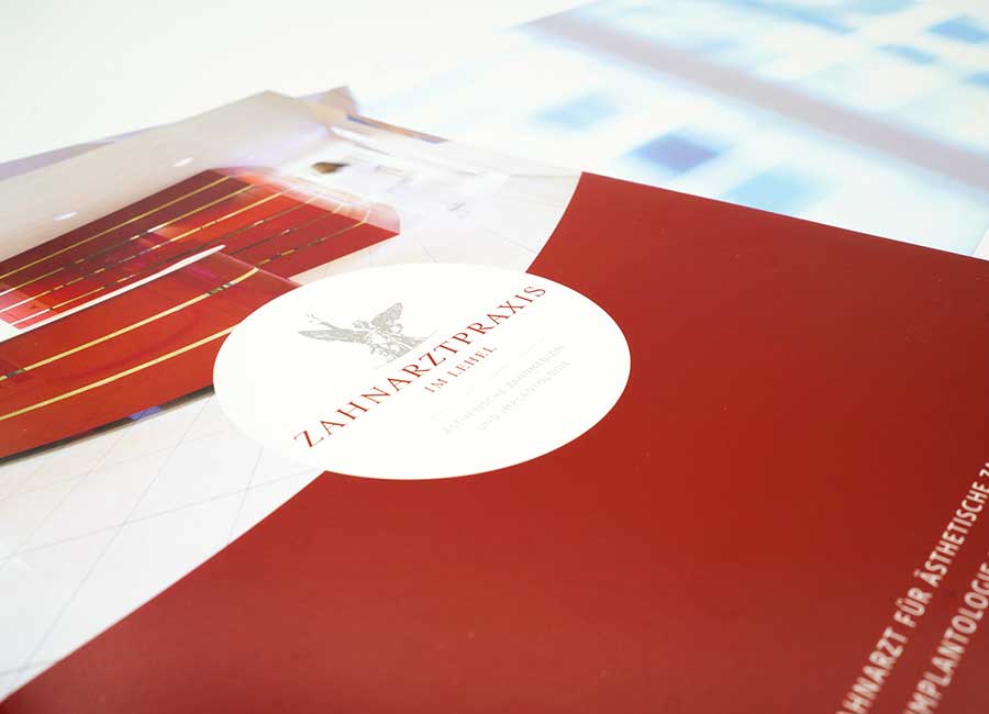 rot weiße Unterlagenmappe für die Zahnarztpraxis Lehel by Immagine Werbeagentur und Webagentur München